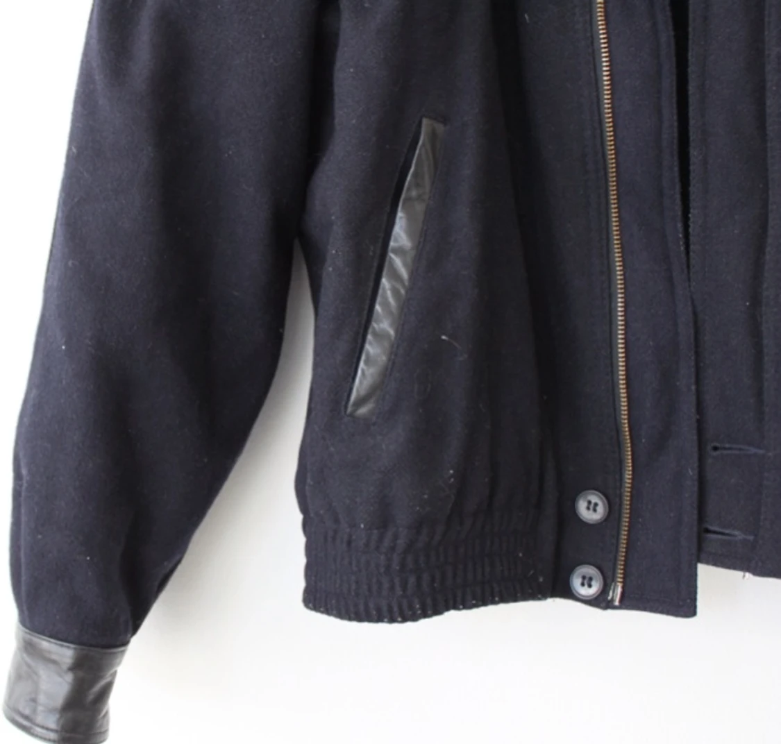 Marinblå bomberjacka i ull. Har snygga skin detaljer! Köpt 2hand passar alla stl!