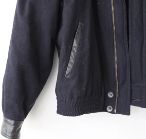 Marinblå bomberjacka i ull. Har snygga skin detaljer! Köpt 2hand passar alla stl!  - Marinblå bomberjacka i ull. Har snygga skin detaljer! Köpt 2hand passar alla stl! 