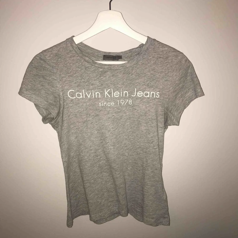 Calvin Klein t-shirt i bra skick använt fåtal gånger. Säljer pga inte min stil. Köpare står för frakt💗. T-shirts.