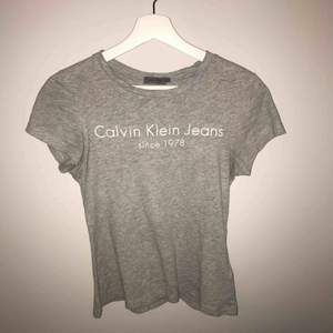 Calvin Klein t-shirt i bra skick använt fåtal gånger. Säljer pga inte min stil. Köpare står för frakt💗