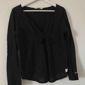  - Tröjan är ifrån Odd Molly i stl 1 vilket motsvarar S. Tröjan är i bra skick och endast används fåtal gånger 💓