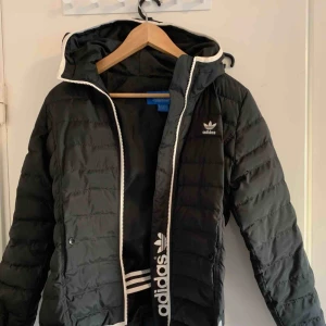 - Svart adidas jacka. Köpt som ny för 1000kr.
