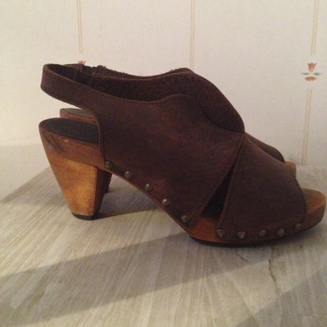 Supersköna träklackar i mörkbrunt läder, 7cm klack Dansk Design! - 1398365707