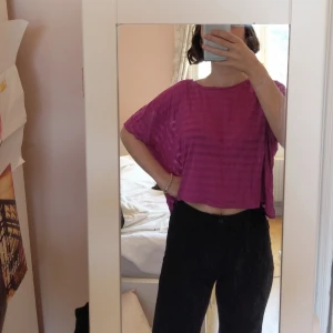  - Boxig, lila tshirt från JC. Jättemjukt, lite transparent material. Passar även M eftersom den är så vid i modellen! 60% viskos, 40% polyester. Inte lika färgstark i verkligheten. Upphämtning i Stockholm✨