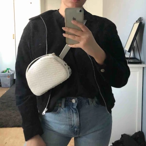  - Superfin väska som man kan ha runt mage/axel som på bilderna men det medföljer även ett band så att man kan ha den som en vanlig axelremsväska. Vitare än den ser ut på bilderna! Perfekt nu till vår och sommar