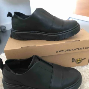  - Helt nya Lylah Dr.Martens, storlek 38. Nypris 1400kr, säljer för 500kr. 