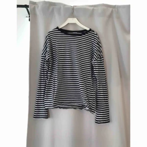  - Randig tröja. Hämtas i Kalmar eller skickas om köparen står för frakten. 