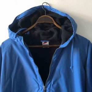  - Nike anorak perfekt för våren. Trevligt skick. Kan hämtas i Uppsala eller skickas spårbart för 63 sek 