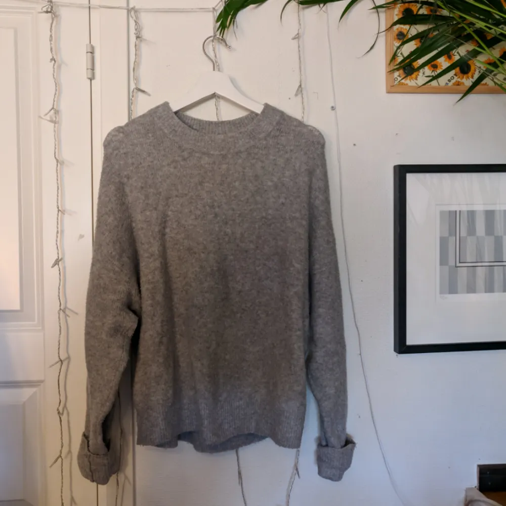 Gray soft shirt from H&M that fits everyone from size XS-M. It is very stretchy and soft! Jag kan mötas upp i Täby eller frakta den gratis 😁. Stickat.