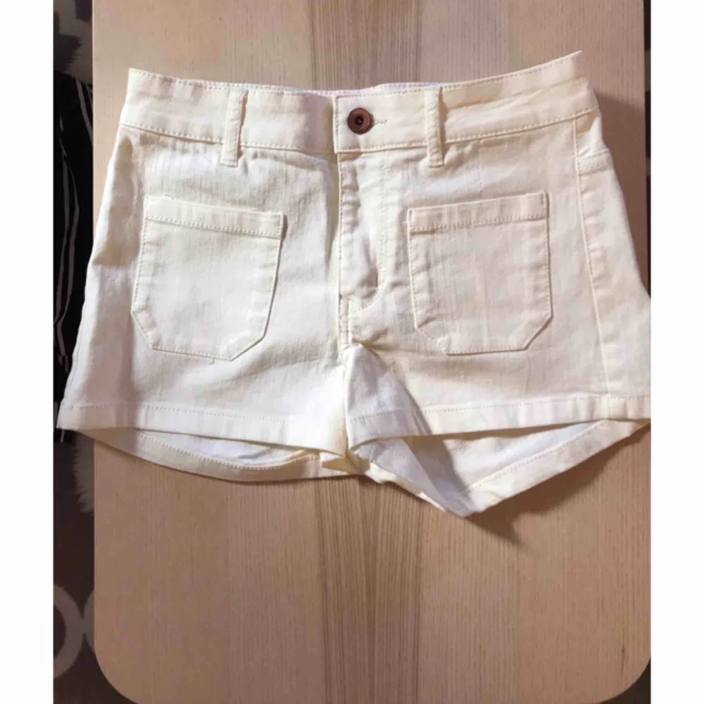 Vita shorts från hm. Hämtas i Kalmar eller skickas om köparen står för frakten. . Shorts.