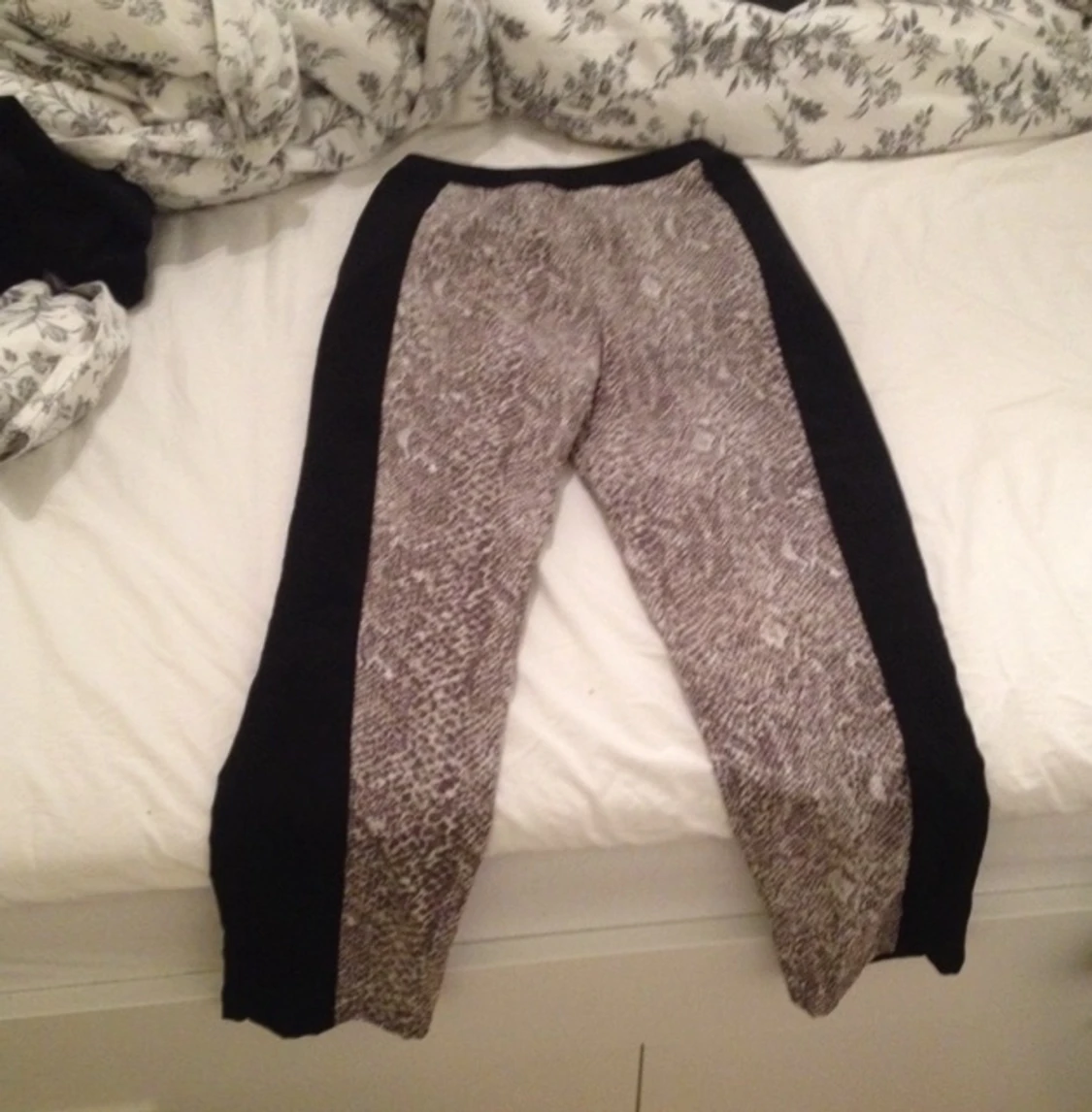 Bak och framsida på byxorna från Bik bok 