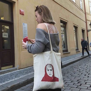  - Tygpåse i bomull med handritat motiv på Malala✨ Frakt ingår i priset