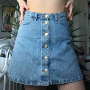  - Skitfin jeanskjol från Monki! Är i perfekt skick och är mycket blåare i verkligheten än på bilden. Skriv om ni vill ha bilder eller vill diskutera pris.Kan mötas upp i Gbg eller så delar vi på frakten💘