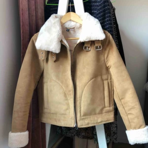  - Mjuk och skön vårjacka i mockaimitation och fluff inuti, kort modell. Bra skick, använd fåtal gånger bara