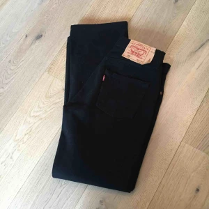  - Som nya Levisbyxor. Köparen står för frakt.  Nypris 1099:- 300:- och jag står för frakten vid snabb affär