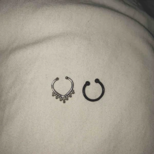  - Näspiercings fake  Båda: 50 Styck - svarta:20 kr - silvriga : 30 kr