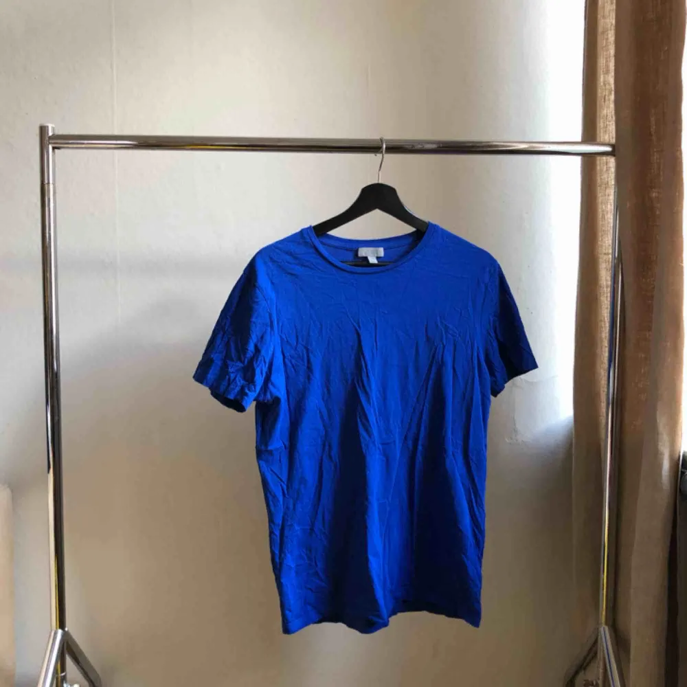 En blå tshirt från Cos i jättebra skick! Köparen står för eventuell frakt men annars kan jag mötas upp i Stockholm. Skjortor.