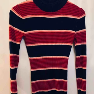  - Stickad klänning från BIKBOK. Superstretchig och jätteskön. I färgerna rött rosa och blått.