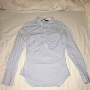  - Ljus blå skjorta som knappt är använd. Ny skick. Bekväm och figursydd så ger en fin passform. Har du några frågor eller vill ha fler bilder är det bara att skriva till mig 😊 Frakt betalar köparen. 