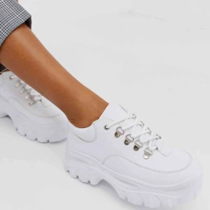  - Säljer nu dessa sviiinsnygga sneakersen från asos i en eytys liknande modell, liknande eytys angel sneaker. 💛 Endast använda en gång ute så knappt en skråma på, egna bilder finns! Frakt betalas av köparen. Används ej pga beställde fel storlek. 