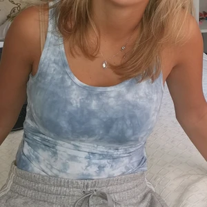 Tie dye linne - Handgjors tie dye linne, finns i storlek S och M. Helt oanvänd då jag gör tröjorna efter beställning