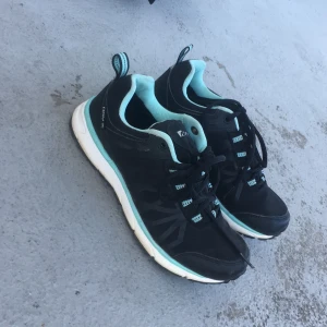 Knappast använda skor  - Knappast använda skor