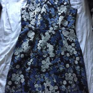 Superrsnygg blå-blommig klänning från H&M i strl 40, men lite mindre i storleken, så passar säkert en stor 36a-40😁 Sjukt fint mönster och passform💞 (priset är inte inklusive frakt)