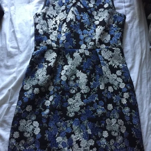 Blommig klänning🌸 - Superrsnygg blå-blommig klänning från H&M i strl 40, men lite mindre i storleken, så passar säkert en stor 36a-40😁 Sjukt fint mönster och passform💞 (priset är inte inklusive frakt)