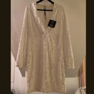 Vit bal/fest klänning  - En ny vit bal/fest klänning med lappen kvar då den används aldrig                                                             🤍frakt ingår🤍