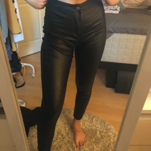 Skinnbyxor  - Skinnbyxor från Pretty little thing. Skitsnygga på. Fint skick. Storlek 34 men passar även 36. Frakt tillkommer. Skicka meddelande för mer bilder