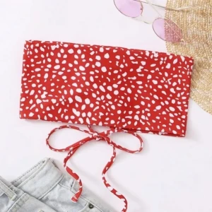 Bikiniöverdel/tube top - Bikiniöverdel som jag bytte till mig men som tyvärr är för liten! Som en vanlig/mindre M :) aldrig använd av mig! Snöring där bak så väldigt justerbar! Gratis frakt<3 (byxorna säljs i en annan annons ;))