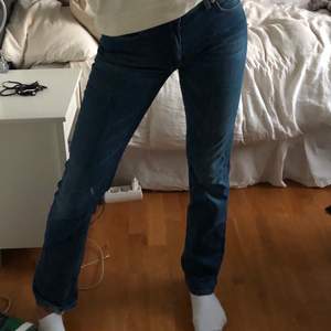 Sjukt snygga jeans från acne i en lång, rak modell. Jag är 171 och har oftast waist 26 och de passar mig superbra! Inga defekter, kom med bud!