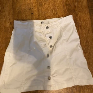 vit kjol - säljer denna snygga vita kjolen från gina då den är förstor i storleken, köparen står för frakt som är mellan 50 - 60 kr nypris = 300
