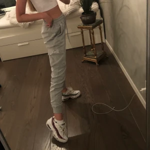Missguided x Barbie sweatpants strl XS - Ett par riktigt fina och ovanliga mjukisbyxor från missguided x Barbie. Köpt för cirka 2 år och säljs för på grund av att de bara kommit till användning ett par fåtal gånger. Kan mötas upp i Stockholm, annars står köparen för frakt. Det är bara att skriva om ni har några frågor💓