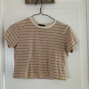 T-shirt brandy melville  - Snygg t-shirt som är lite croppad i modellen, snygg vintagekännsla på färger och mönster i skönt material. Inga skador eller annat. Onezise men skulle säga att den är XS/S i storleken. Köparen står för fraktkostnaden. 