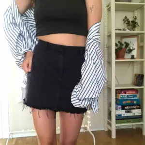 Säljer snyggaste kjolen nånsin då jag tyvärr inte använder den så mkt längre 😭😭 Mörkgrå stretchig denim med dragkedja & knapp fram. Skynda fynda!!! 