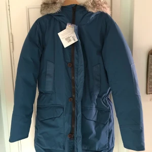 Elvine Vinterjacka Storlek M - Elvine vinterjacka oanvänd med prislapp, storlek M, nytt skick, köpte den för 2999 kr. Möte i Stockholm eller skicka med posten.