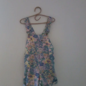 DUNGAREES - Otroliga dungarees ifrån beyond retro. Kommer inte till användning. Säljes för inköpspris. 