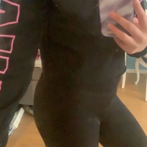 Hoddie - En jättesöt croppad hoodie från Gina tricot. Den är endast använd fåtalet gånger och i bra skicka. Köparen står för frakt- kan även mötas upp i Täby området.