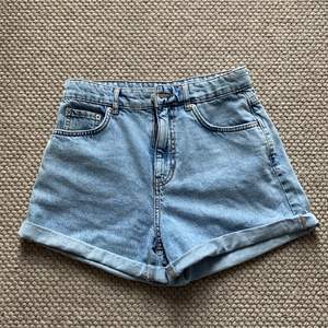 Jag säljer detta extremt fina shortsen från Gina tricot! Jag har använt som 1 gång. Jag säljer detta shorts för att dom är för stora för mig. Det är dagny mom Shorts så dom ska va ganska stora! Buda i kmt !!