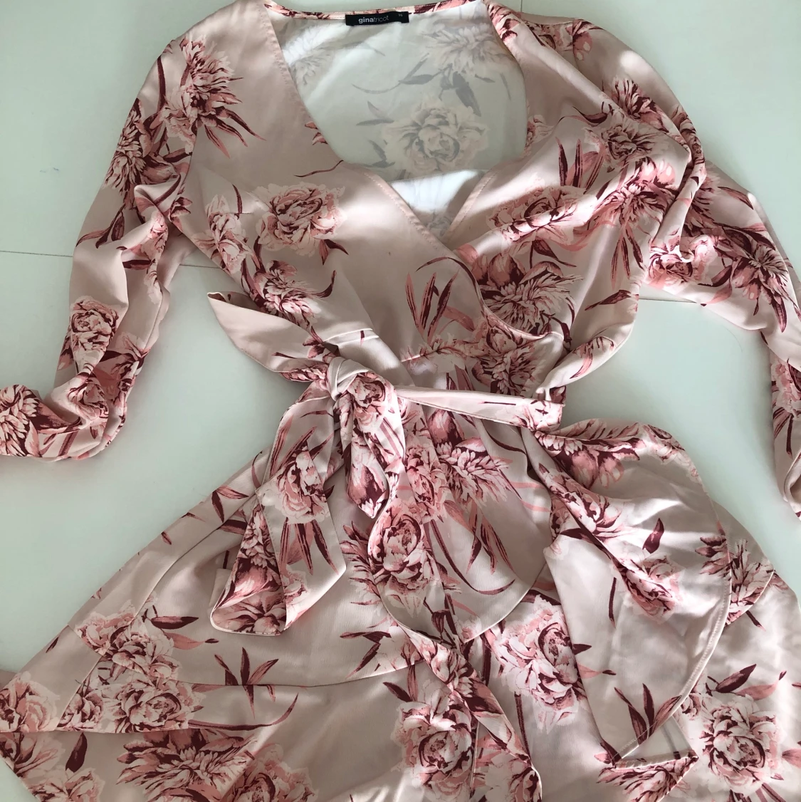Blommig klänning från Gina - 91