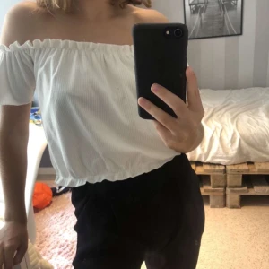Vit off shoulder top - Vit off shoulder top från bikbok. Originalpriset är 149kr men säljer för 60kr, använd en gång