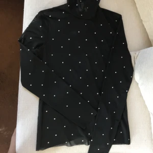 Tröja Mesh Strass Polotröja H&M - Polotröja i mesh med strasstenar på, från H&M. Storlek M. Kommer från rökfritt hem där djur förekommer.