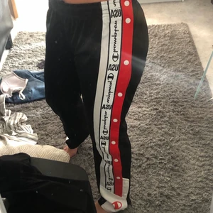Champion trackpants - Verkligen hur snygga champion byxor som helst! Knäppen på sidorna. Köpte en storlek för liten därav säljer jag dem. Endast använda 2-3 ggr. Frakten är spårbar och inkluderad i priset!🤼‍♂️