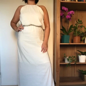 Vit klänning - Fin vit klänning. Den är endast använd två ggr. Modellen är 158cm och klänningen är lång på henne. Fler bilder kan skickas efter begäran! Kan endast träffas i Stockholm. 