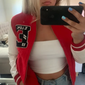 Collagejacka från Zara - Snygg vit och röd collagejacka från zara. Storlek Xs, men passar även mig som vanligtvis har storlek M! Fint skick och den är bara använd några gånger. Pris 500kr inklusive frakt, om flera är intresserade så kommer det ske en budgivning! 