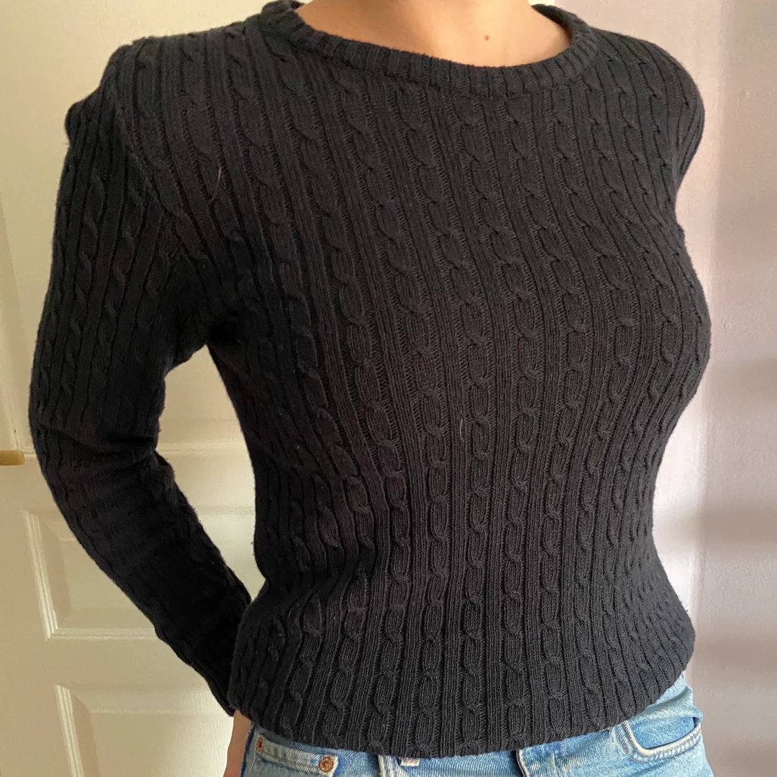 Kabelstickad mörkblå tröja