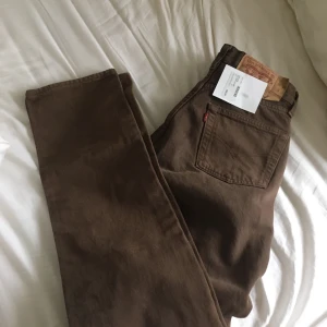 Bruna Levi’s 501 - Helt nya vintage 501! Passar tyvärr inte :(. Startpris 350kr nypris 500kr, frakt tillkommer! Buda i kommentarerna!💓