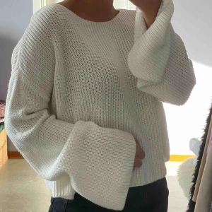  - Jättefin stickad tröja från NAKD, använd sparsamt så den är i väldigt fint skick! Möts upp i sthlm annars så står köparen för frakt💜 passar XS, S 