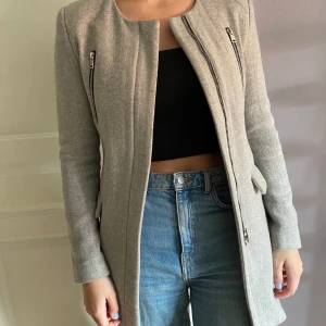 Grå kappa från Pimkie - Jättegullig kappa från märket pimkie som stängs med dragkedja. I strl 32/XS. Passar även S :)